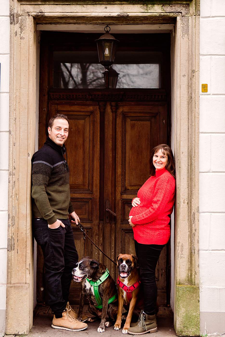 Babybauchshooting mit Hund im historischen Friemersheim